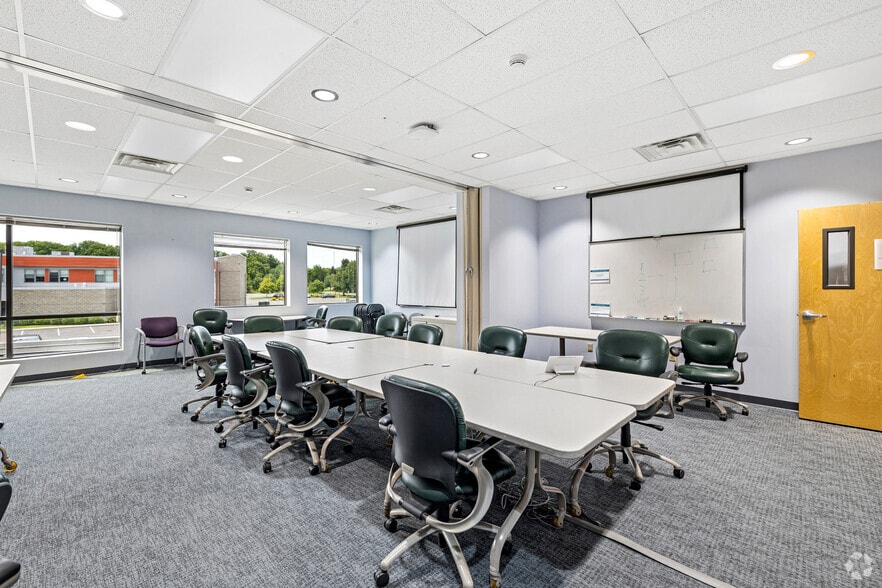 More Photos Of 10B Airline Dr, Albany Office For Sale