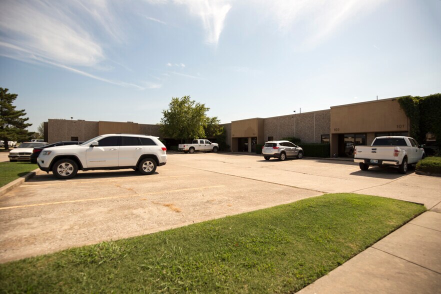 More Photos Of 770 W Rock Creek Rd, Norman Office For Lease