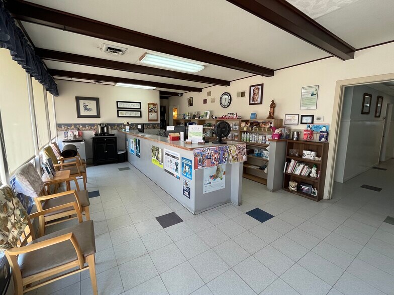 More Photos Of 1305 Black St, Pekin Flex For Sale