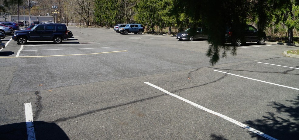 More Photos Of 33 Sicomac Rd, North Haledon Office For Lease