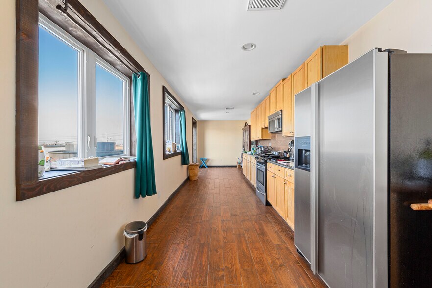 More Photos Of 14-07 113th St, College Point Flex For Sale