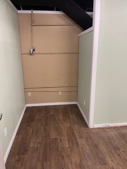 More Photos Of 680 SE 13th St, Ontario Showroom For Lease