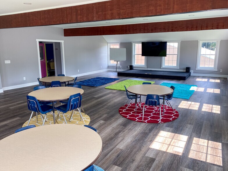 More Photos Of 634 Main St, Forest Park Flex For Sale