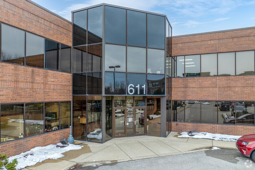More Photos Of 601-611 N Barker Rd, Brookfield Office For Sale