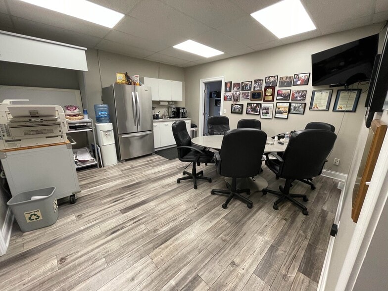 More Photos Of 421 S Addison Rd, Addison Storefront Retail Office For Lease