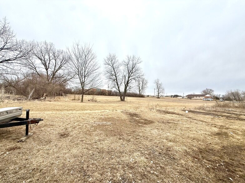 More Photos Of 2804 Tractor Ln, Bloomington Light Manufacturing For Lease