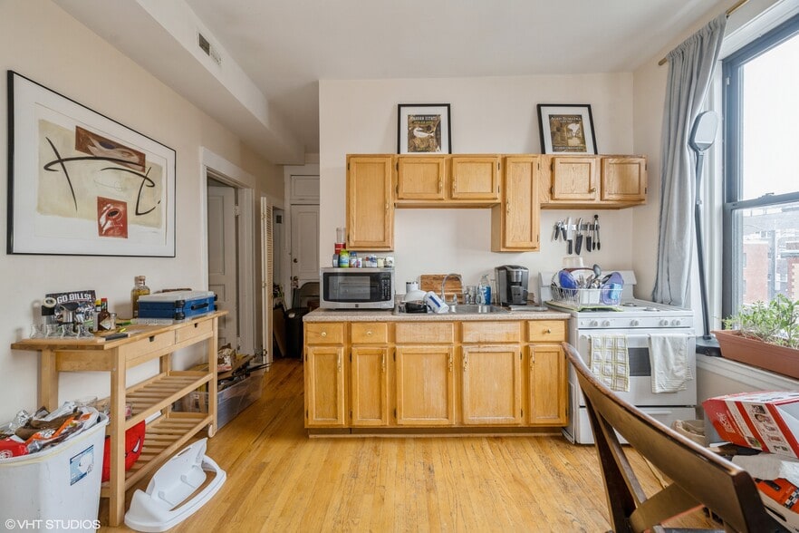 More Photos Of 1956 W Armitage Ave, Chicago Storefront Retail Residential For Sale