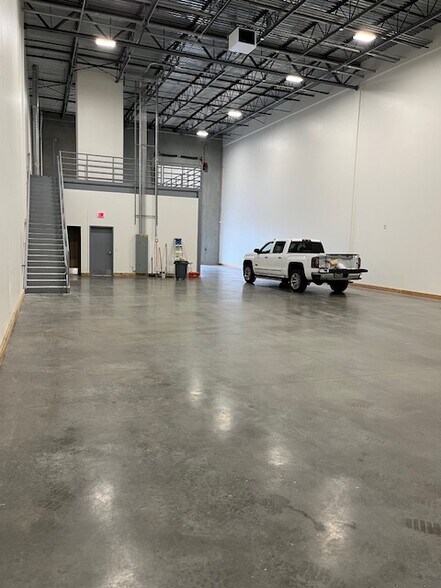 More Photos Of 10903 Shady Trl, Dallas Distribution For Lease