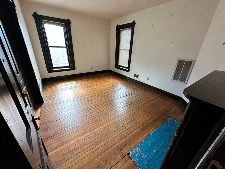 More Photos Of 212 W Gorham St, Madison Storefront Retail Residential For Sale