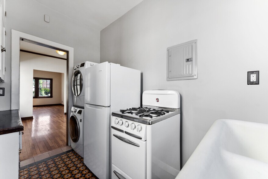 More Photos Of 429 S Union Ave, Los Angeles Apartments For Sale