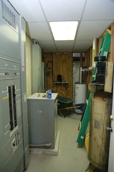 More Photos Of 255 S Plant St, Morgantown Distribution For Lease