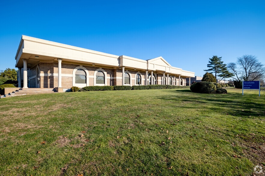 More Photos Of 40 Commerce Dr, Hauppauge Warehouse For Lease