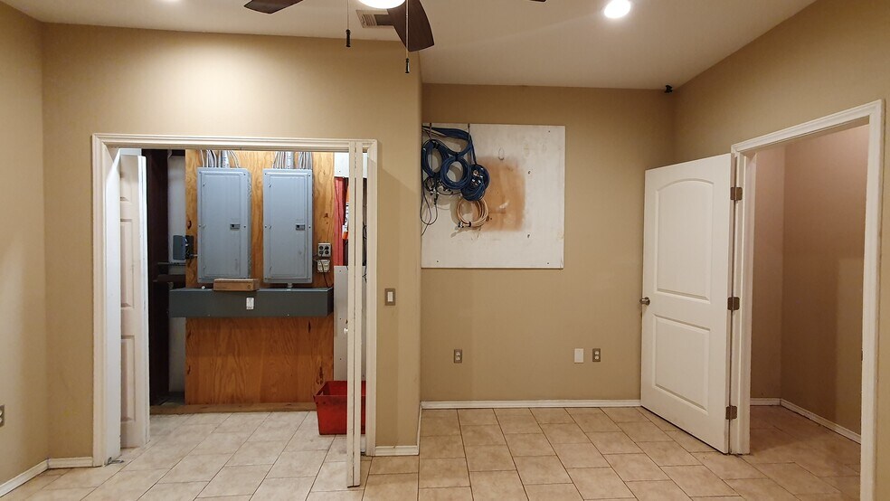 More Photos Of 7511 Oak Bluff Dr, Magnolia Warehouse For Lease