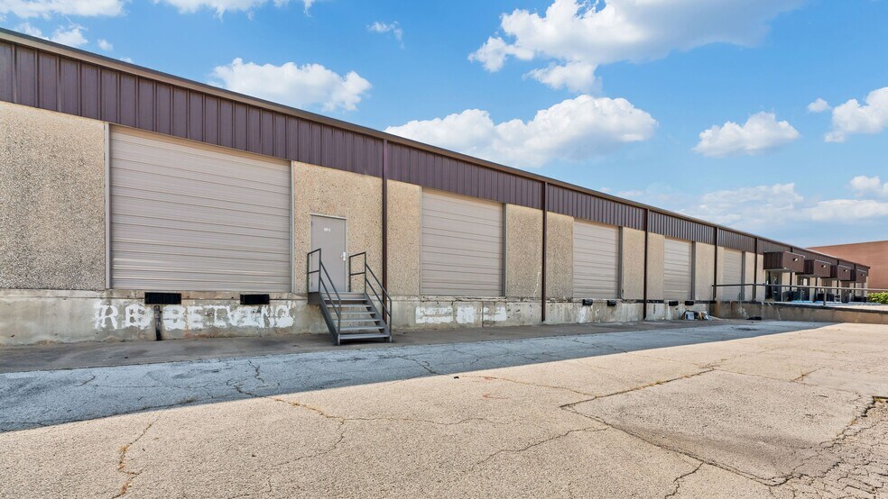 More Photos Of 801 Secretary Dr, Arlington Warehouse For Lease