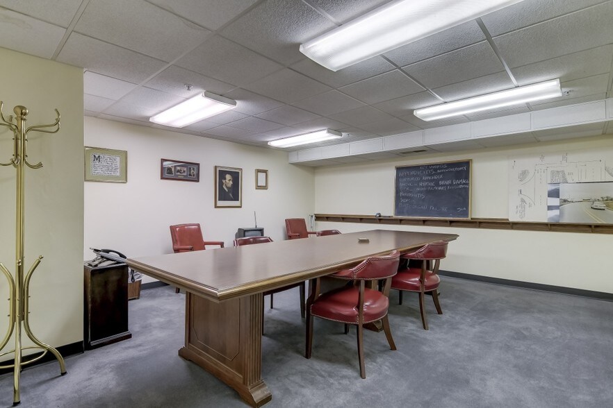 More Photos Of 200 S 6th St, Springfield Office For Lease