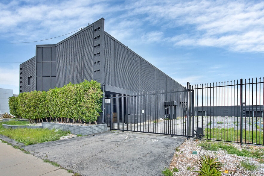 Primary Photo Of 6840-6842 Hayvenhurst Ave, Van Nuys Distribution For Sale