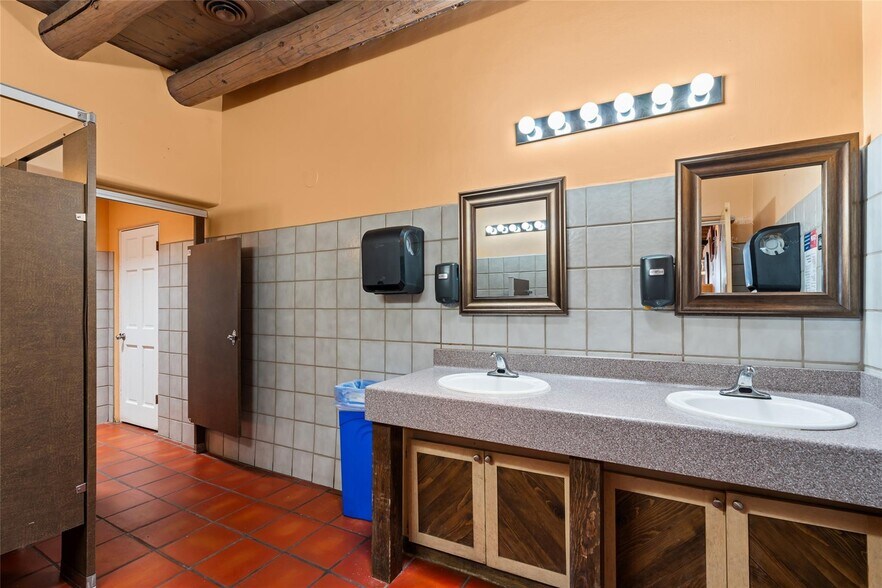 More Photos Of 4 Banana Ln, Santa Fe Restaurant For Sale