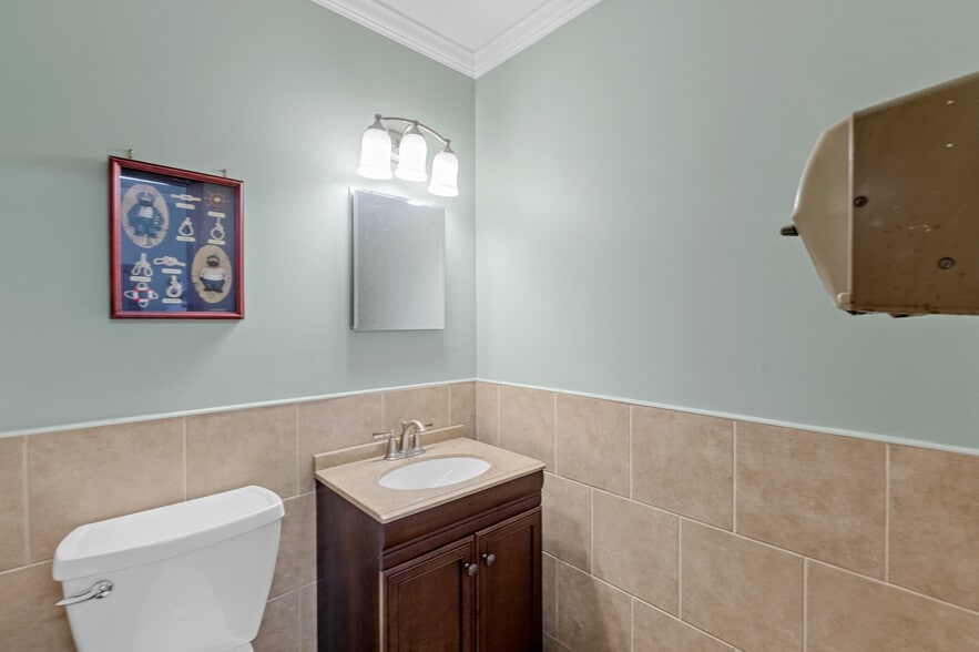 More Photos Of 24 Cottage Ave, Bay Shore Marina For Sale