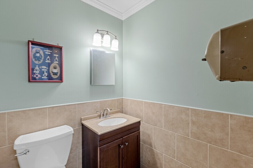 More Photos Of 24 Cottage Ave, Bay Shore Marina For Sale
