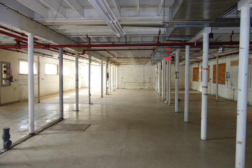 More Photos Of 25 Summer Ave, Waltham Manufacturing For Lease