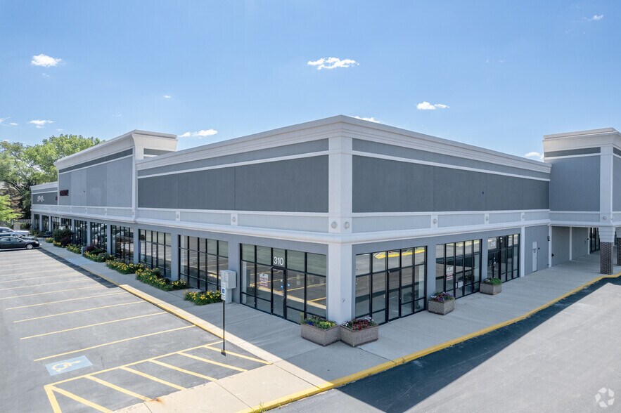 More Photos Of 204-324 E Geneva Rd, Wheaton Unknown For Lease