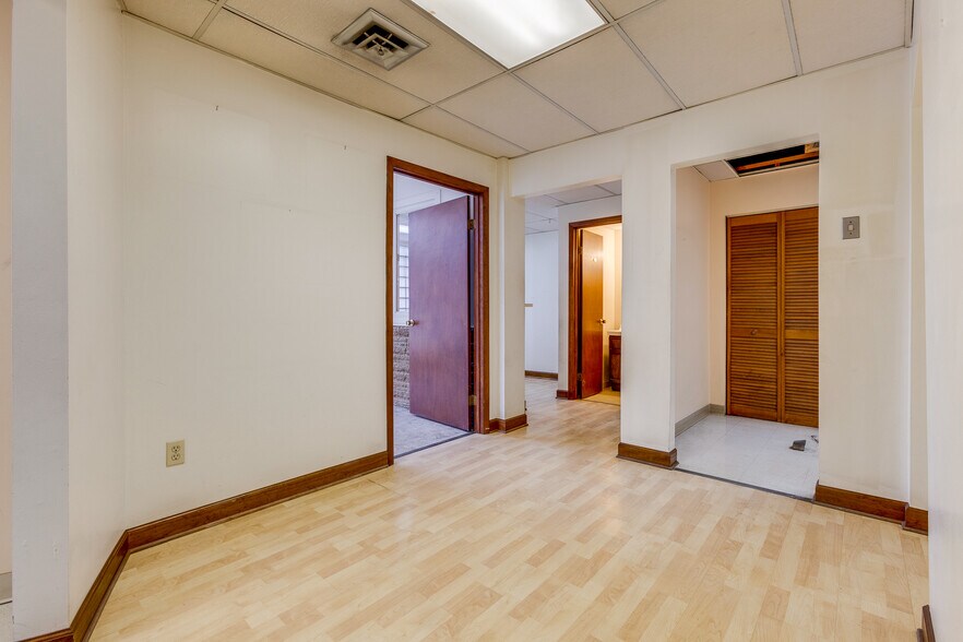 More Photos Of 6300 Forward Ave, Pittsburgh Storefront Retail Residential For Lease