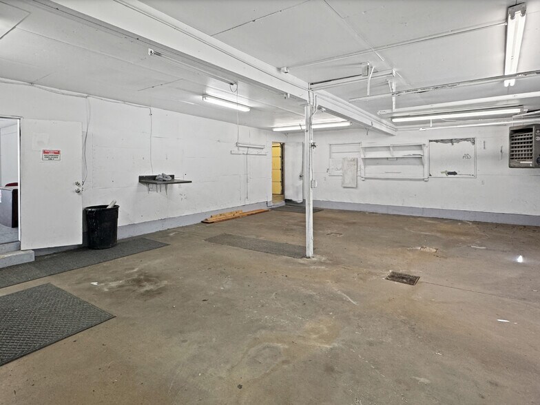 More Photos Of 129 E 5th St, Washington Showroom For Sale