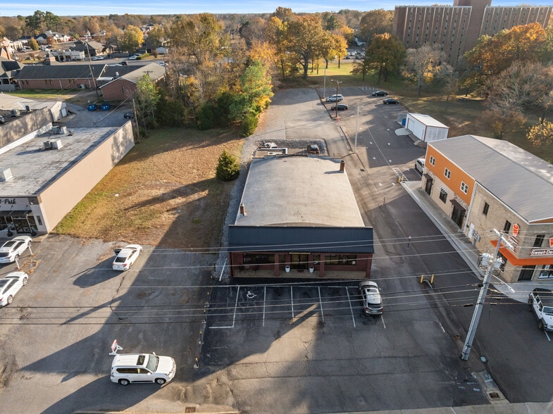 More Photos Of 1301 Chestnut St, Murray Flex For Sale