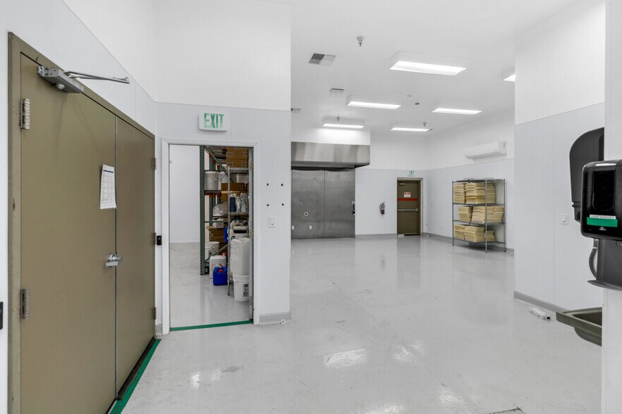 More Photos Of 991 Industrial Way, King City Warehouse For Lease