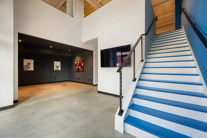 More Photos Of 12550 Promise Creek Ln, Fishers Light Distribution For Lease