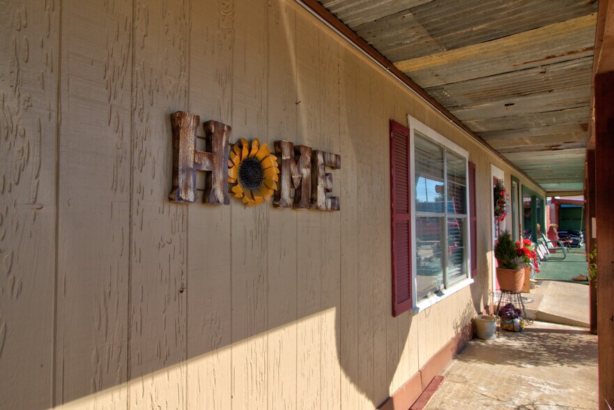 More Photos Of 617 W Main St, Whitesboro Garden Center For Sale