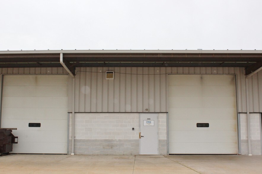 More Photos Of 2557-2571 Center Rd, Hinckley Warehouse For Lease