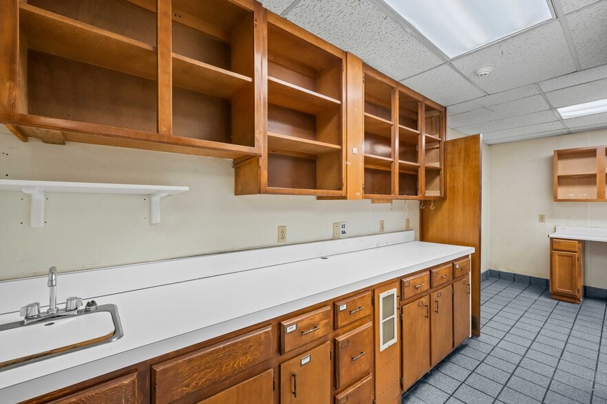 More Photos Of 7902 Slide Rd, Lubbock Veterinarian Kennel For Lease