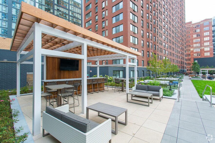 More Photos Of 320 W Illinois St, Chicago Apartments For Lease