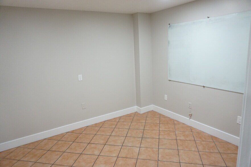 More Photos Of 5603 Northdale St, Houston Warehouse For Lease