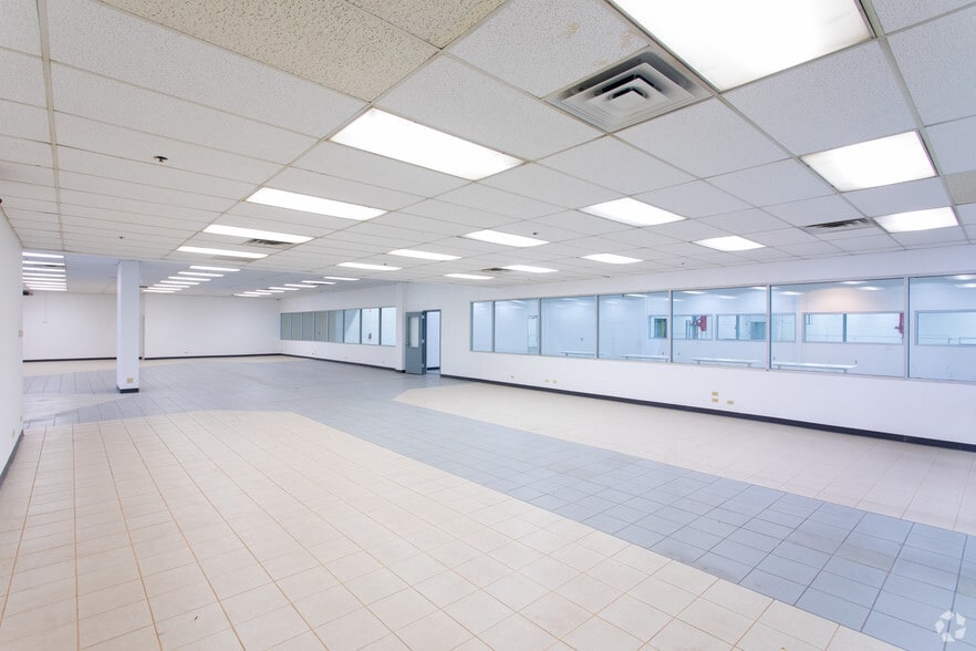 More Photos Of 7080 N Mccormick Blvd, Lincolnwood Warehouse For Lease