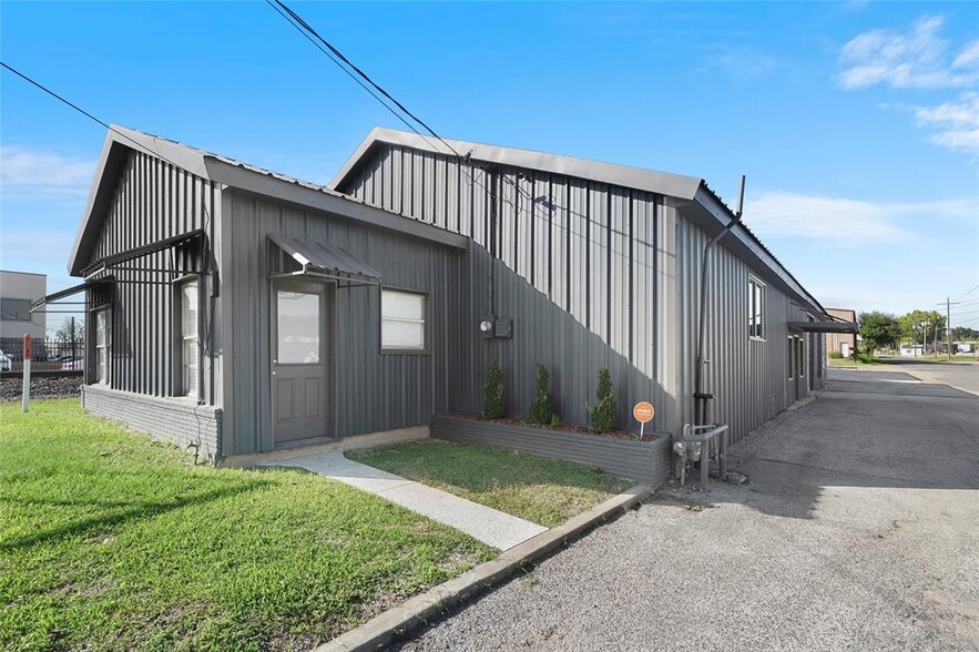 More Photos Of 98 Avenue A, Conroe General Retail For Lease