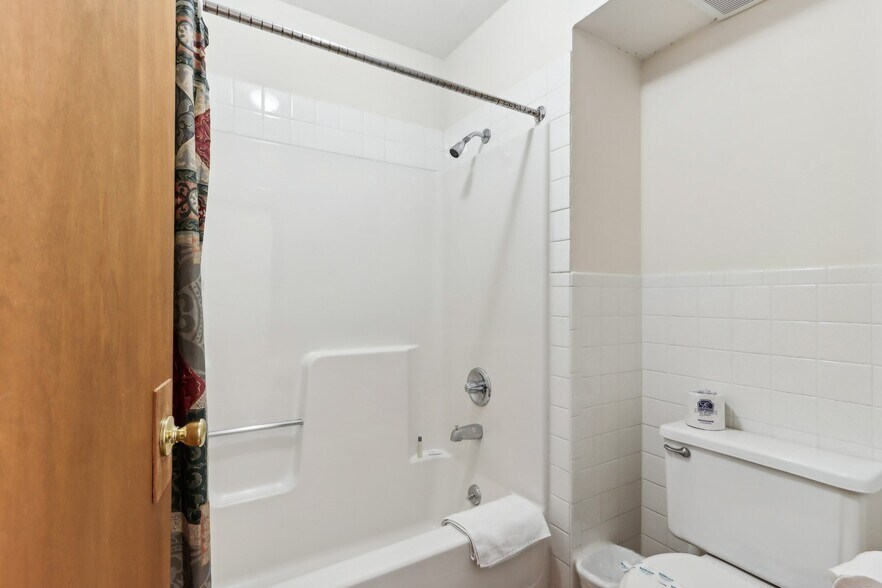 More Photos Of 910 River Rd, Wisconsin Dells Hotel For Sale