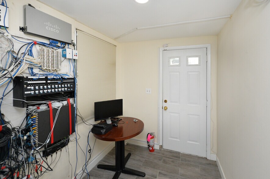 More Photos Of 24 Farview Ter, Paramus Office For Sale