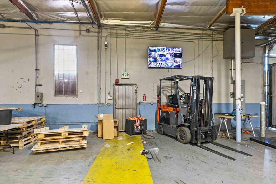 More Photos Of 9362 Eton Ave, Chatsworth Warehouse For Lease