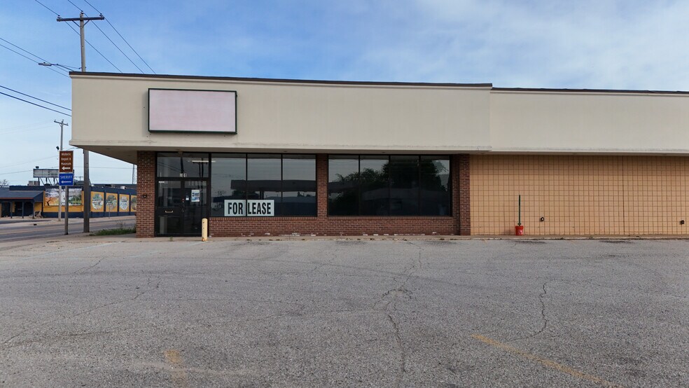More Photos Of 201 Ionia St, Grayling Freestanding For Lease