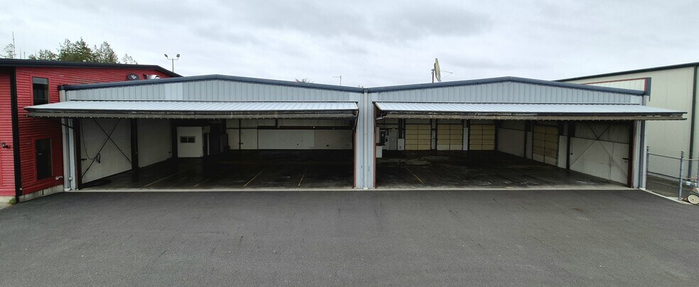 Primary Photo Of 15426 Airport Dr, Burlington Airplane Hangar For Lease