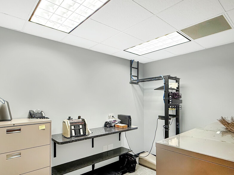 More Photos Of 401 Wabash Ave, Terre Haute Office For Sale