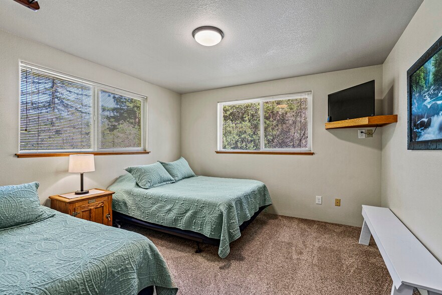 More Photos Of 11744 Galice Rd, Merlin Hotel For Sale