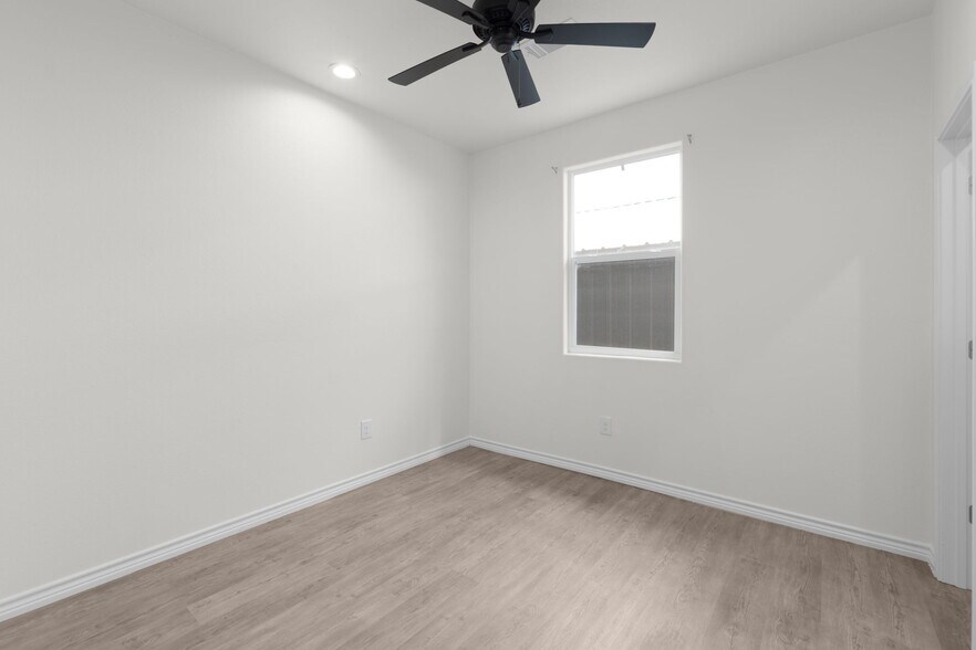 More Photos Of 870-872 Waco St, Kingsland Multifamily For Sale