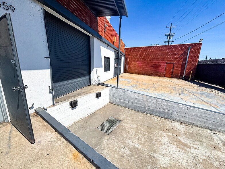 More Photos Of 1671 E 23rd St, Los Angeles Warehouse For Sale