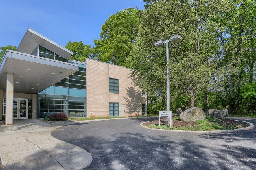 Primary Photo Of 880 Century Dr, Mechanicsburg Medical For Lease