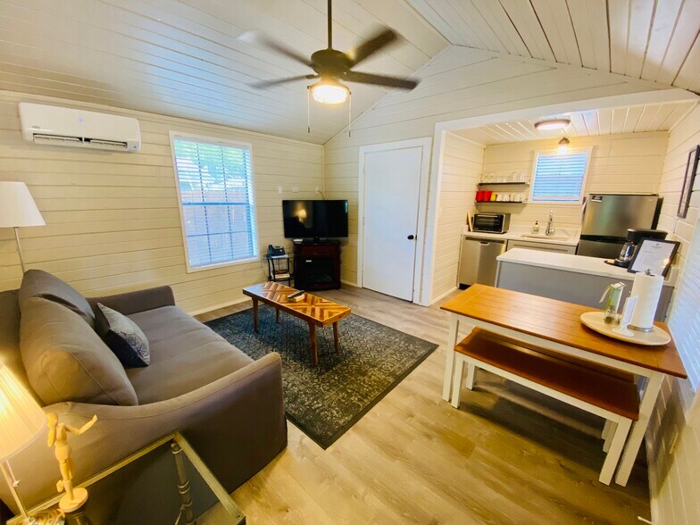More Photos Of 104 Scudder Ln, Wimberley Hotel For Sale