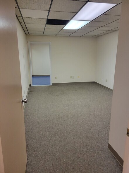 More Photos Of 7757 Auburn Rd, Painesville Flex For Lease