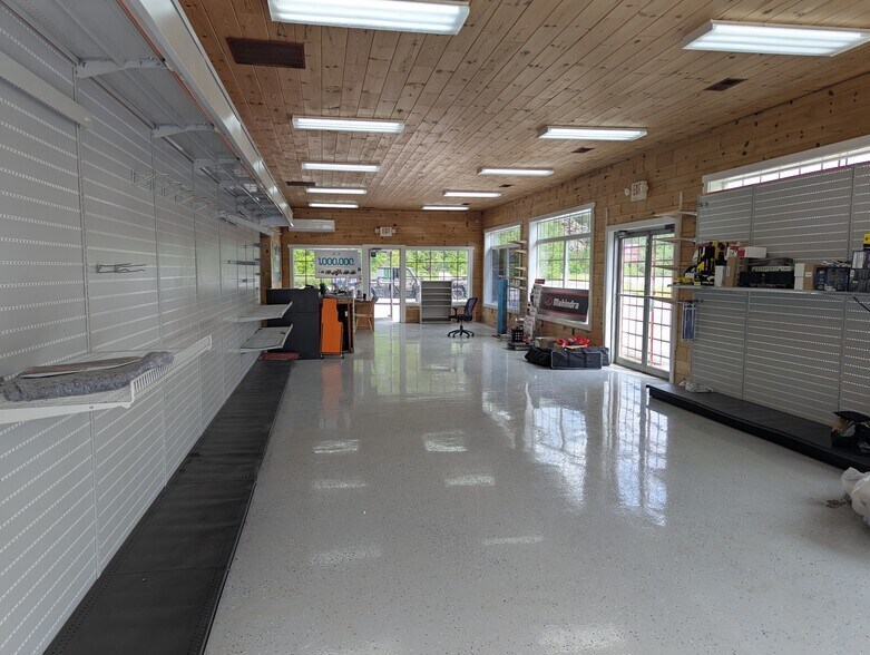 More Photos Of 14367 Lincoln Hwy, Everett General Retail For Sale